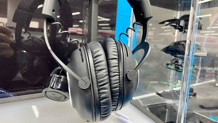Im Test: Auf einem Ständer hängt ein Gaming Headset neben anderen Produkten.