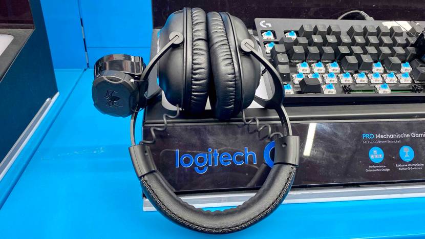 Gaming Headset getestet: Ein Headset liegt neben einer Tastatur auf einem Sockel.