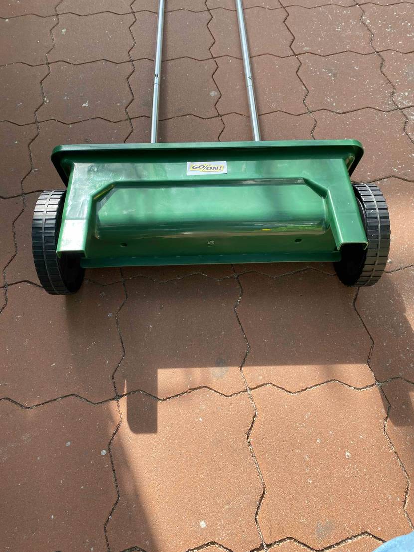 Ein getesteter Streuwagen von unten auf einer Steinfläche liegend.