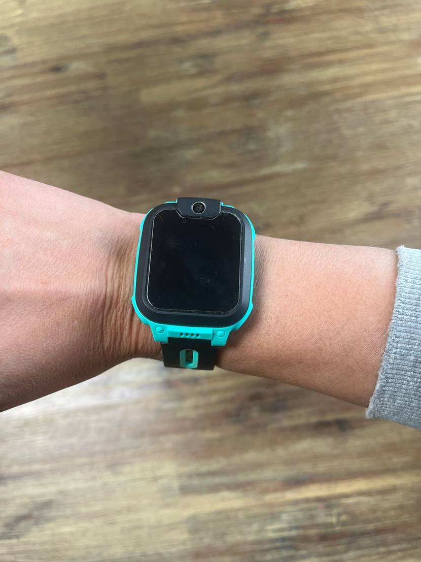 An einem Handgelenk befindet sich eine GPS-Uhr im Test.