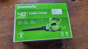 Greenworks Akku-Laubbläser liegt in Verpackung auf dem Boden