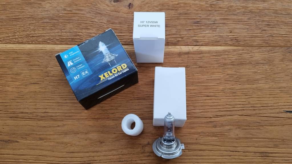 Alle Einzelteile einer H7-Birne mit Verpackung.