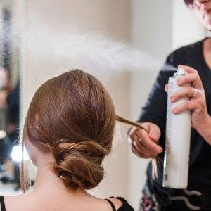 frisur wird mit haarspray fixiert
