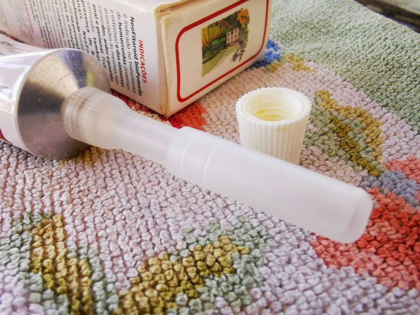 Hämorrhoidensalbe im Test: Nahaufnahme des Applikators.