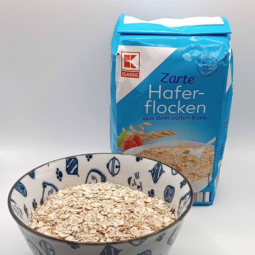 eine Packung Haferflocken neben einer Schale