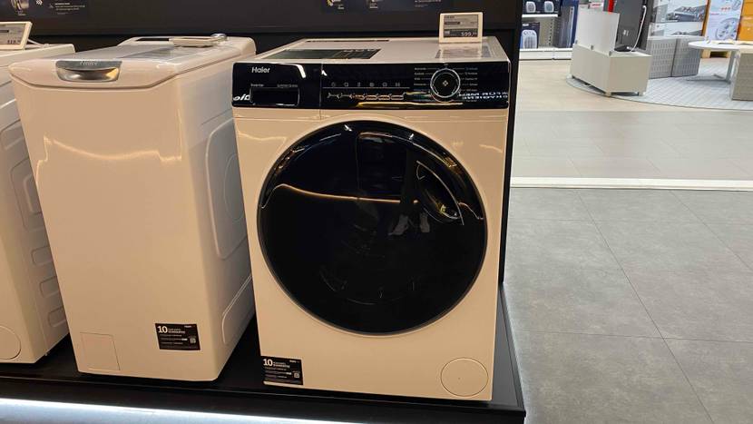 Im Test: Ein Wäschetrockner von vorne neben anderen Produkten in einer Austellung.