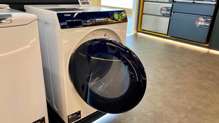 Ein getesteter Wäschetrockner von schräg vorne mit geöffneter Klappe in einer Austellungsfläche.
