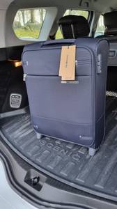 Samsonite-Handgepäckkoffer steht im Kofferraum eines Autos. 