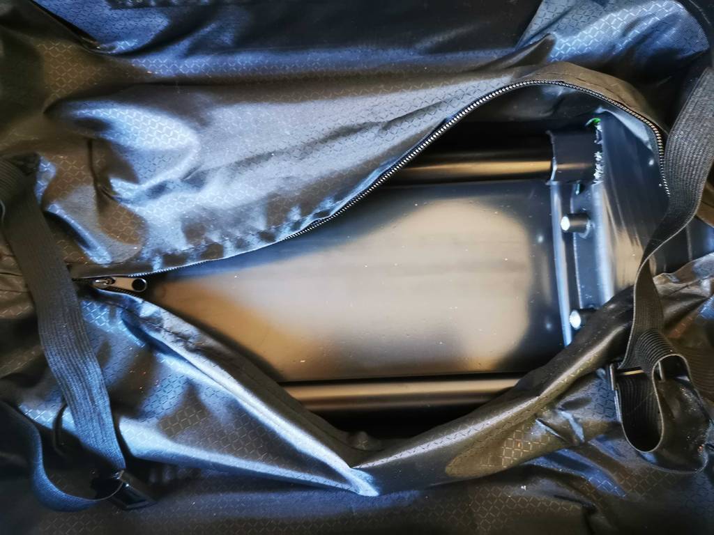 Handgepäck-Koffer im Test: Die schwarze Innenauskleidung inklusive Reißverschlussfach legt den darunter liegenden ausziebaren Griff im aufgeklappten Koffer frei.