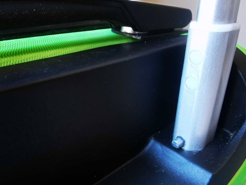 Handgepäck-Koffer-Test: Detailaufnahme der Einrast-Vorrichtung am ausziehbaren Griff.