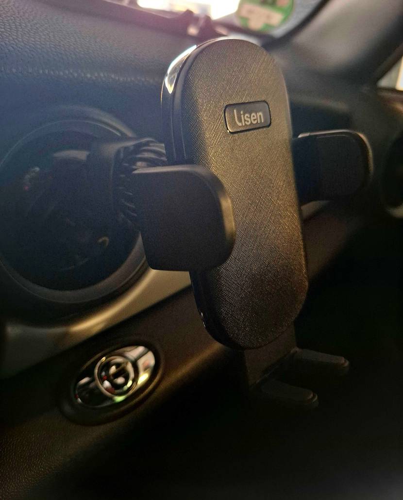 Auto-Handyhalterung getestet: Seitenansicht der Halterung in einem Auto eingebaut.