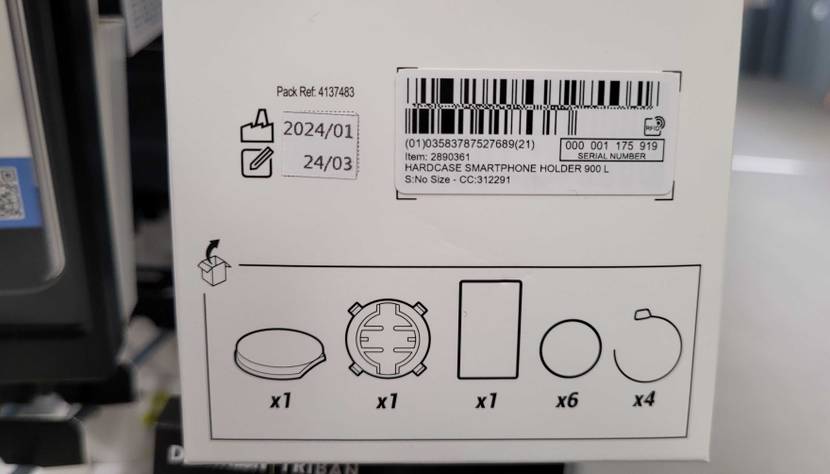 Im Test: Nahaufnahme der Rückseite der Verpackung mit Angaben zum Inhalt einer Handyhalterung-Fahrrad.