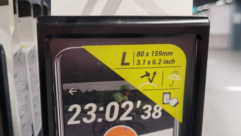 Nahaufnahme der Größenangabe auf der Originalverpackung der getesteten Handyhalterung für das Fahrrad.