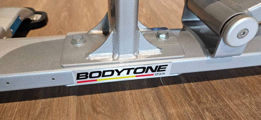 Hantelbank im Test: Standfuß mit dem Schriftzug Bodytone in Detailansicht.