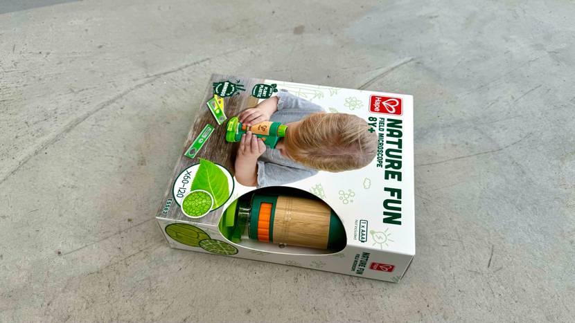 Im Test: Ein original verpacktes Kinder-Mikroskop liegt auf einem Betonboden.