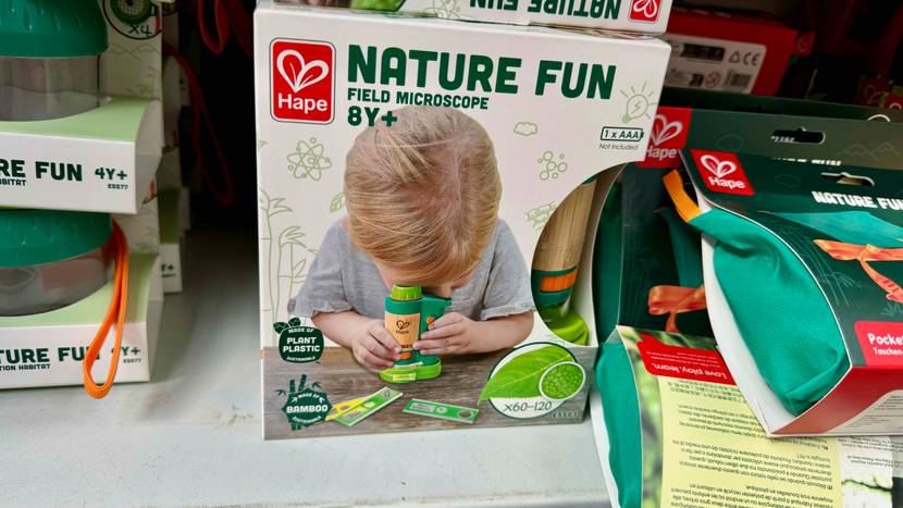 Im Test: Ein Kinder-Mikroskop steht neben anderen Produkten in einem Regal.