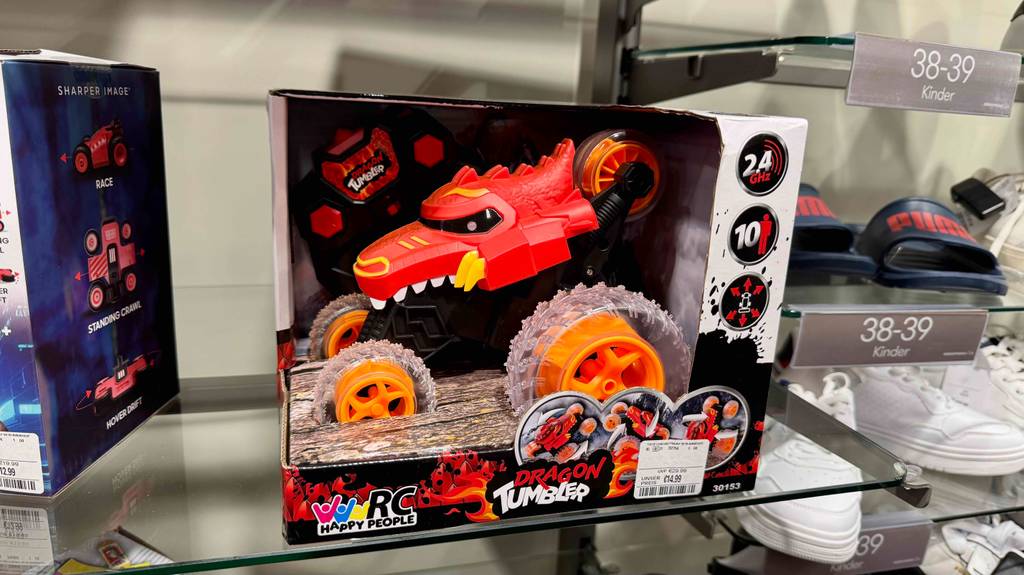 Ein RC-Monstertruck steht zum testen auf einem Glasregal.