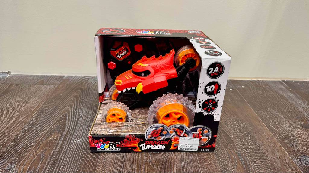 Im Test: Ein RC-Monstertruck steht in offener Originalverpackung auf einem Laminatboden.