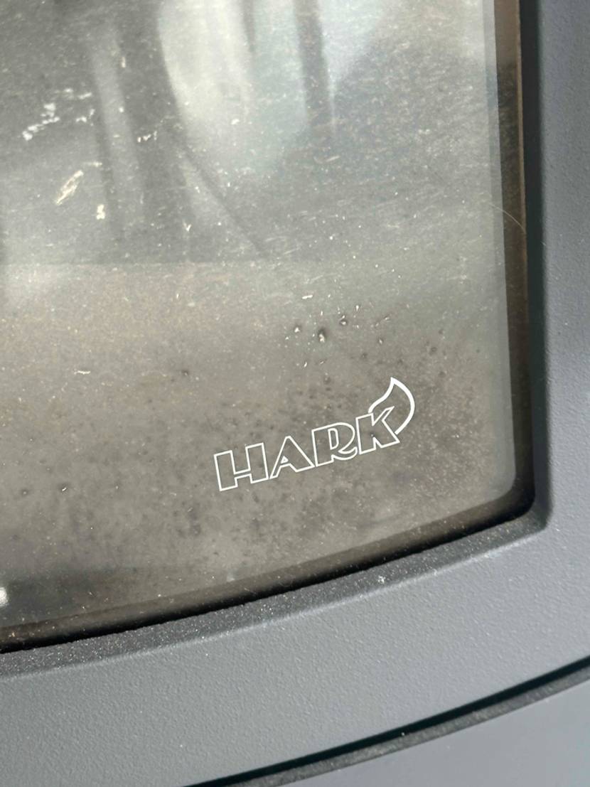 Kaminofen wasserführend im Test: Auf der Glastüre ist im unteren Eck der Name des Herstellers aufgedruckt.