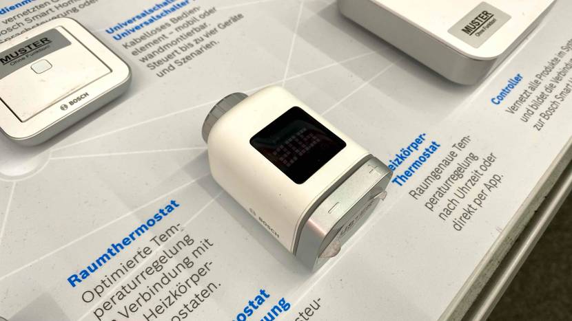 Heizkörperthermostat getestet: Ein Gerät neben anderen auf einer Infotafel.