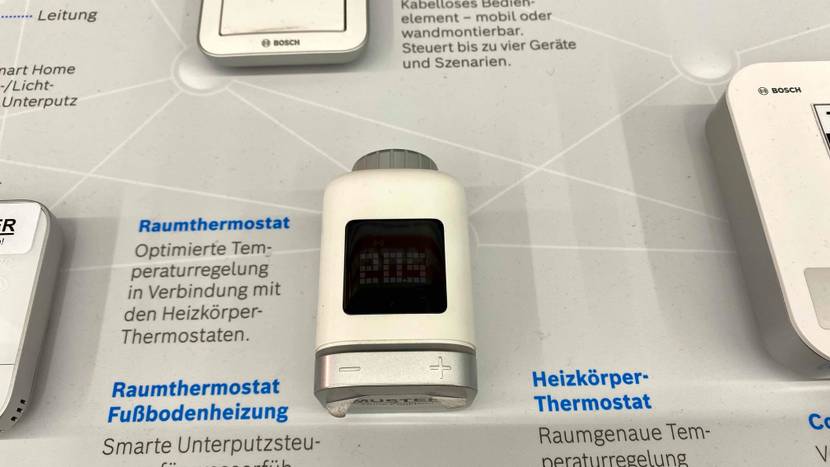Ein getestetes Heizkörperthermostat auf einer Infotafel mit Informationen.
