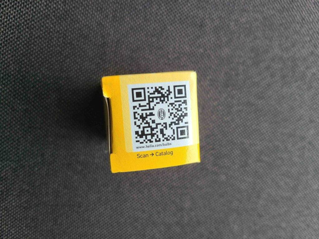 Ansicht des QR-Codes auf dem Deckel der gelben Schachtel mit der H7-Birne im Test.