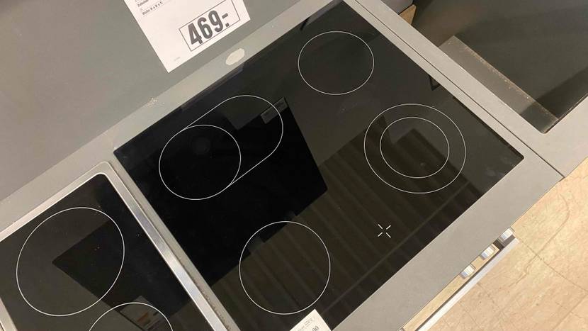 Ansicht von oben auf die schwarze Kochplatte inklusive vier Kochzonen eines Einbauherd-Sets im Test.