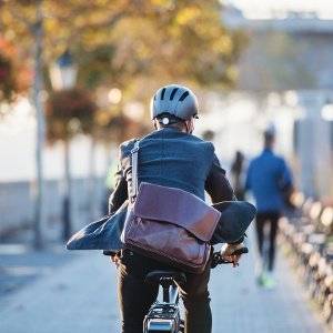 mann auf fahrrad mit helm von hinten