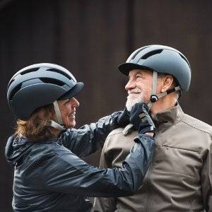 ehepaar mit fahrradhelmen