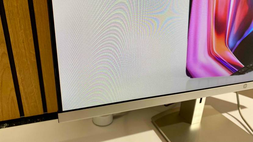 Im Test: Nahaufnahme der unteren linken Ecke eines 27-Zoll-Monitors.