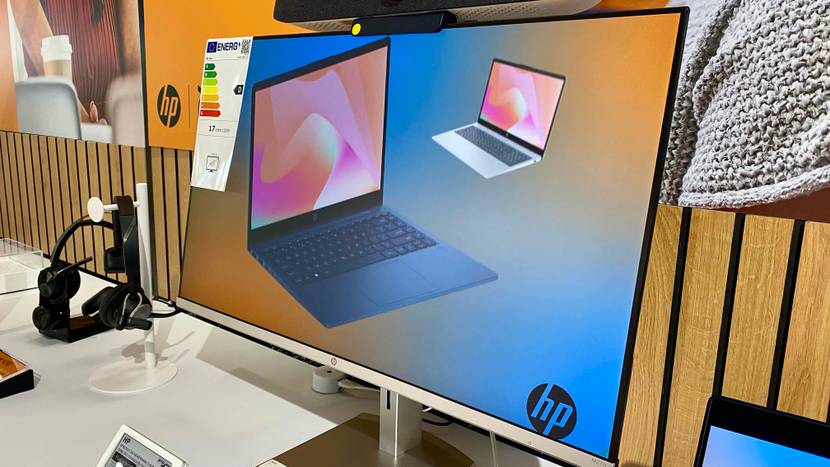 27-Zoll-Monitor getestet: Ein Monitor auf einer hellen Oberfläche neben anderen Produkten.
