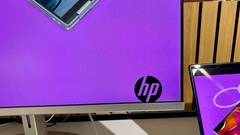 Nahaufnahme der rechten unteren Ecke eines 27-Zoll-Monitors.
