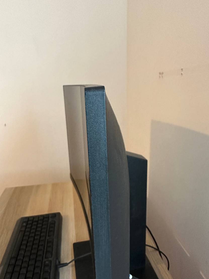 Curved Monitor im Test: Detailansicht der Seite eines Geräts auf einem Schreibtisch.