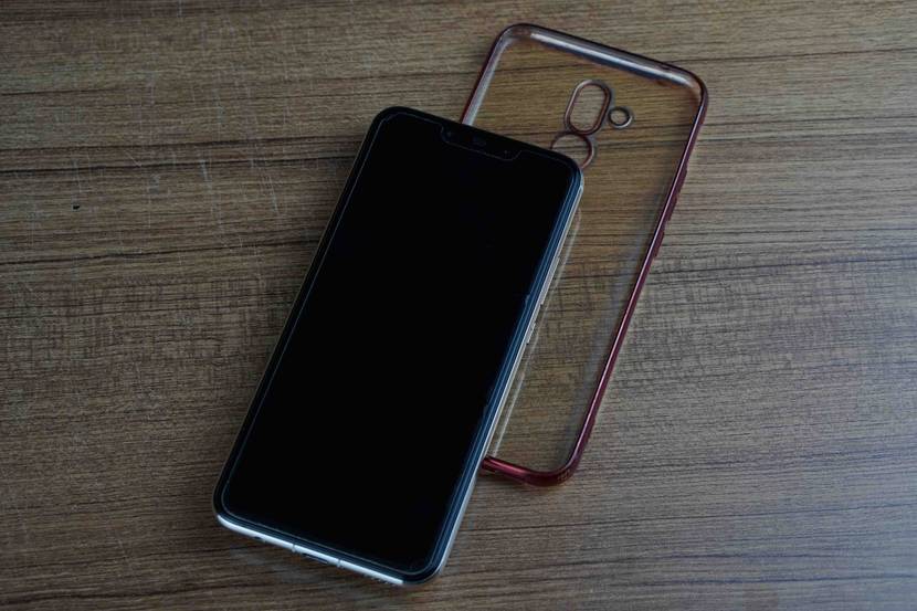 Huawei-Smartphone im Test: Smartphone liegt auf durchsichtiger Handy-Hülle.