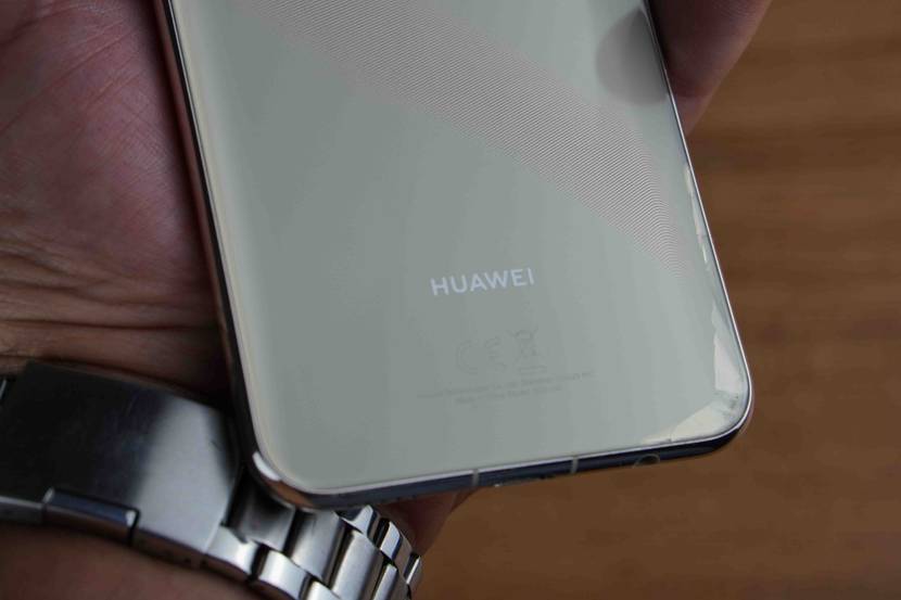 Huawei-Smartphone getestet: Smartphone wird in der Hand gehalten.
