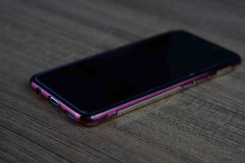 Huawei-Smartphone im Test liegt auf Untergrund aus Holz.