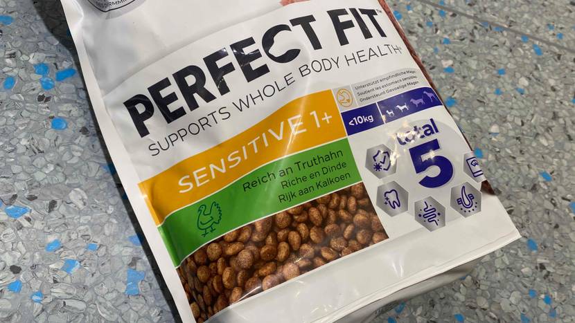 Hundefutter im Test: Nahaufnahme der Vorderseite der Verpackung mit Informationen.