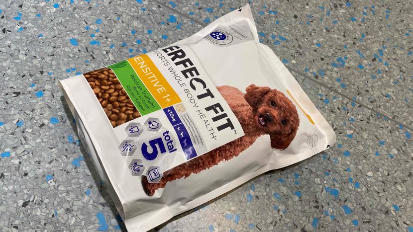 Hundefutter getestet: Eine Packung liegt auf einem blau-grauen Boden.