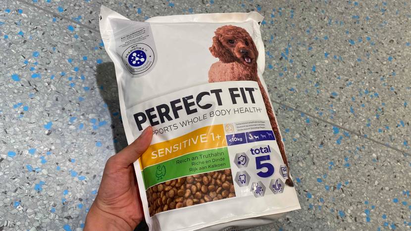 Eine Hand hält eine Packung des getesteten Hundefutters.