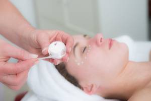 Anwendung von Hyaluron Creme gegen Falten an den Augen