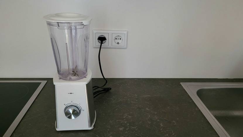 Smoothie-Maker angeschlossen an Steckdose.