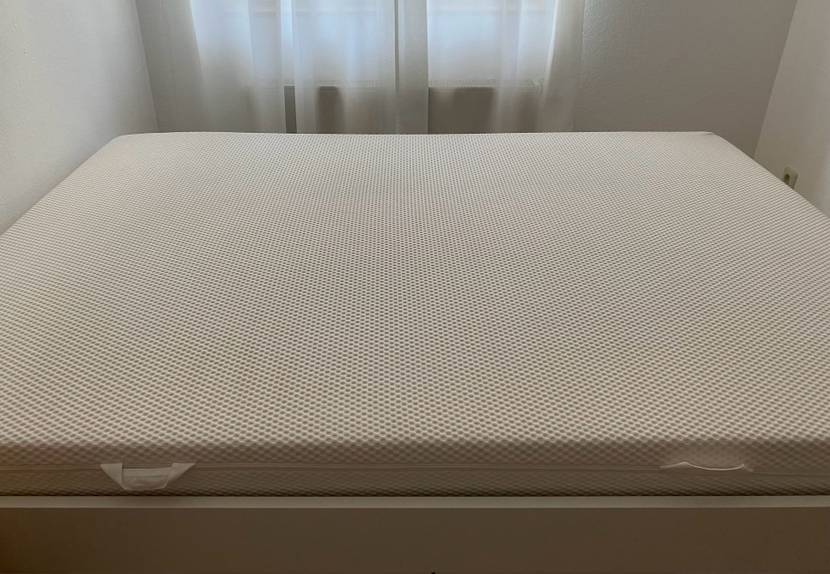 Eine getestete Matratze 160 x 200 cm von schräg oben in einem Bettgestell.