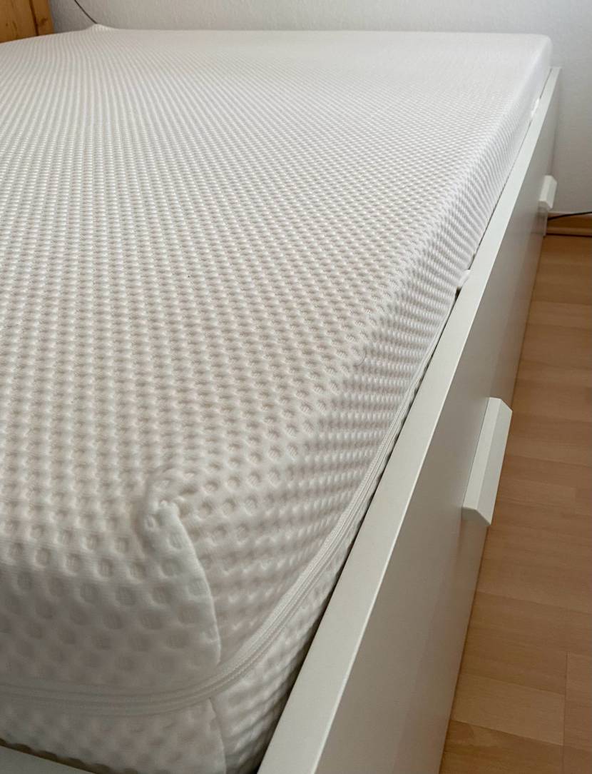 Im Test: Nahaufnahme auf den Bezug einer Matratze 160 x 200 cm inklusive Reisverschluss.