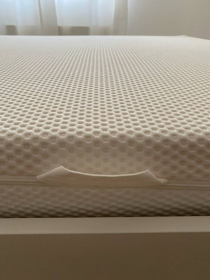 Matratze 160 x 200 cm getestet: Nahaufnahme einer Handschlaufe an der Matratze.