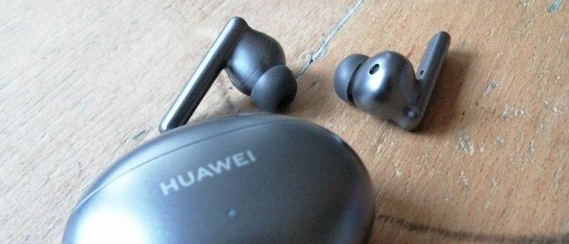 In der Regel sind In-Ear-Kopfhörer nicht wasserdicht. Dafür sind einige Modelle, unter anderem Huawei, mit Mikrofonen ausgestattet.