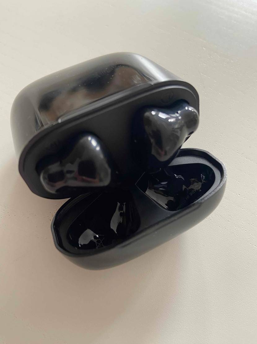 Geöffnetes Case von getesteten In-Ear-Bluetooth-Kopfhörern.