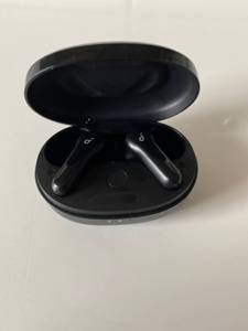 In-Ear-Kopfhörer von Anker inklusive Box.
