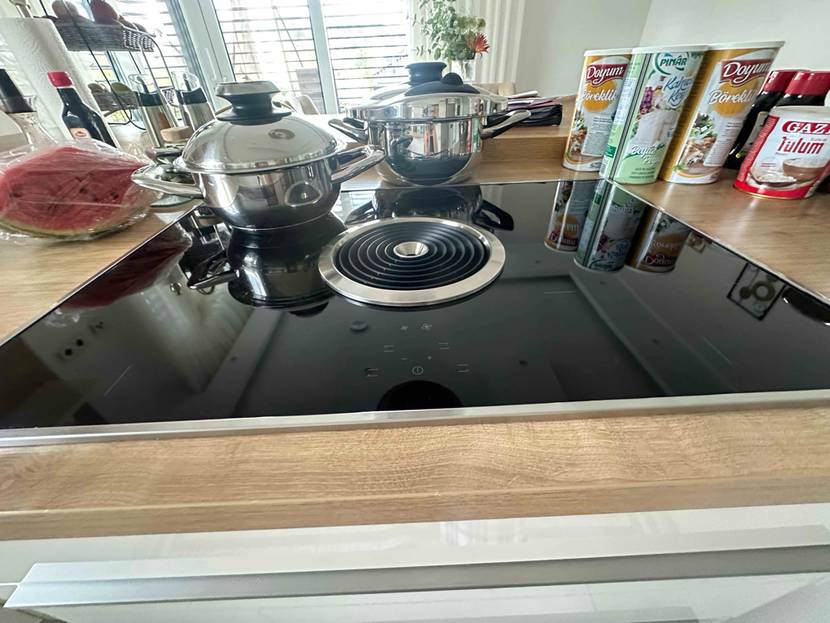 Getestet: Auf einem Induktionskochfeld 90 cm steht ein Topf, im Hintergrund weitere Produkte.