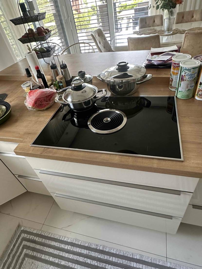 Induktionskochfeld 90 cm getestet: Ein Kochfeld in einer Kücheninsel mit Topf.