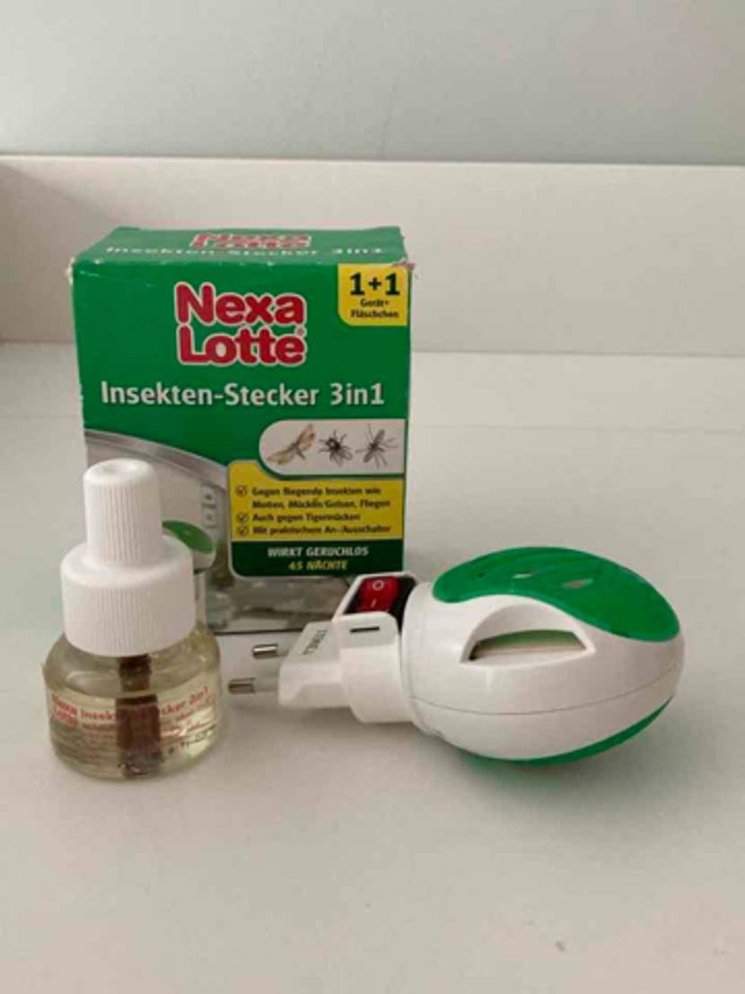Vor der Verpackung des getesteten Insektenvernichters befinden sich der Stecker und die Flüssigkeit.